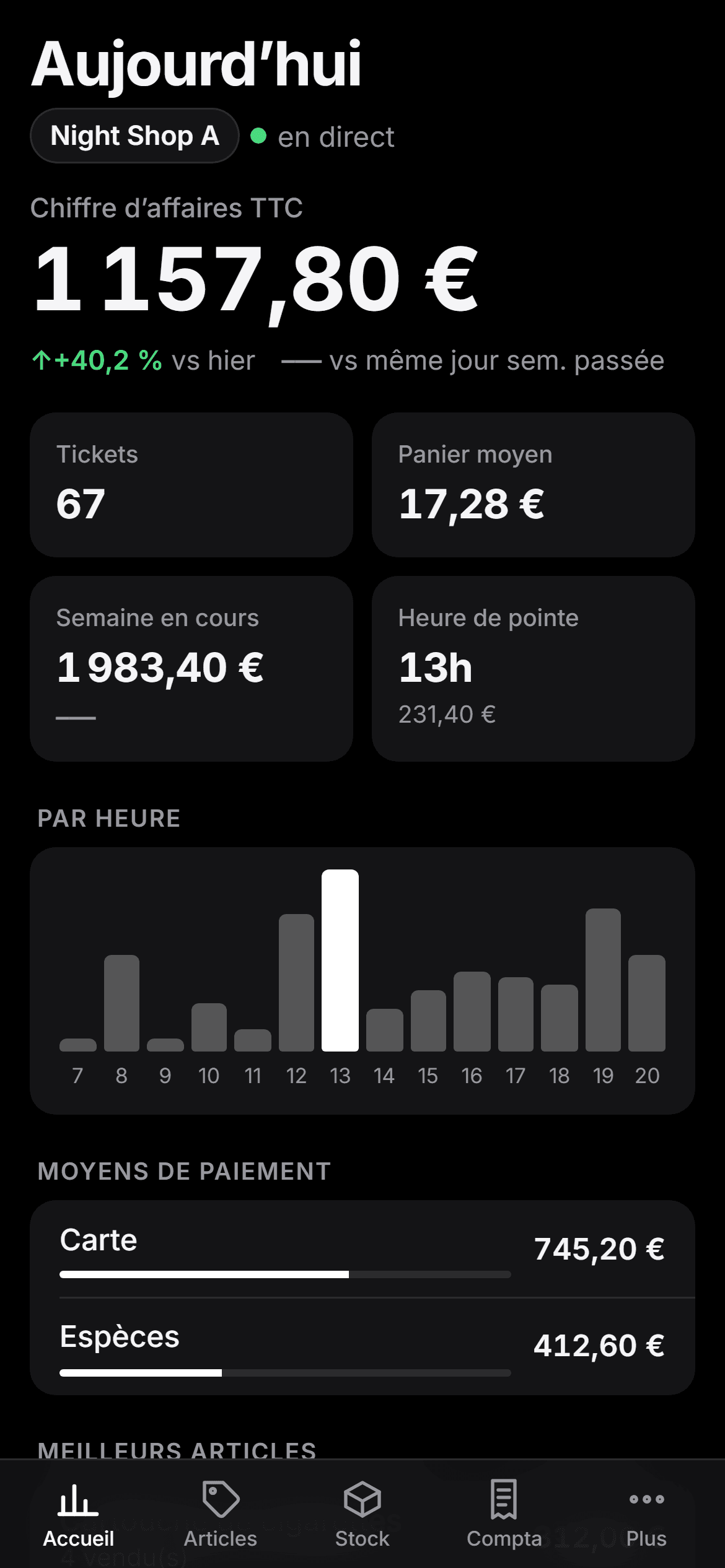 L’application VELKA sur trois téléphones : accueil, stock et comptabilité.